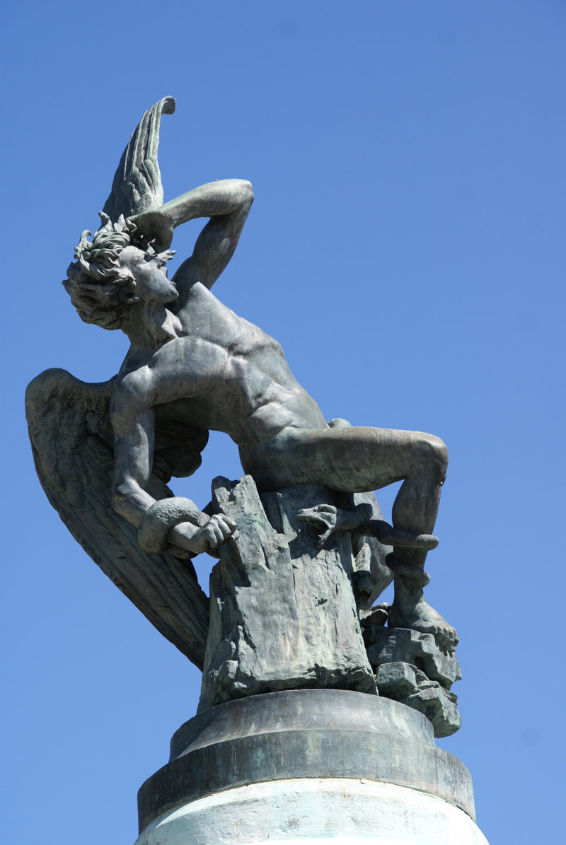 El ángel caído, en el retiro de Madrid