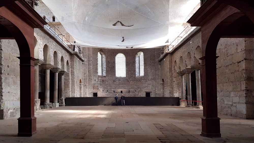 Templo-iconoclasta_Estambul_santa-Irene_basilica_primera-iglesia-Constantinopla_interior_synthronon_nave-central