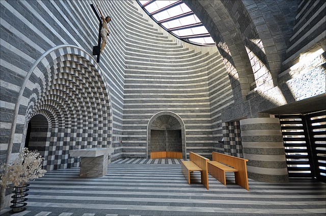 Iglesia-de-San-Giovanni-Battista-disenada-por-el-arquitecto-Mario-Botta-en-vila-de-Mogno(Suiza)