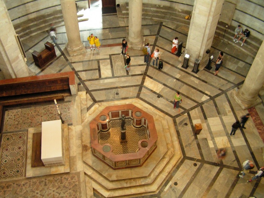 Baptisterio en forma de piscina