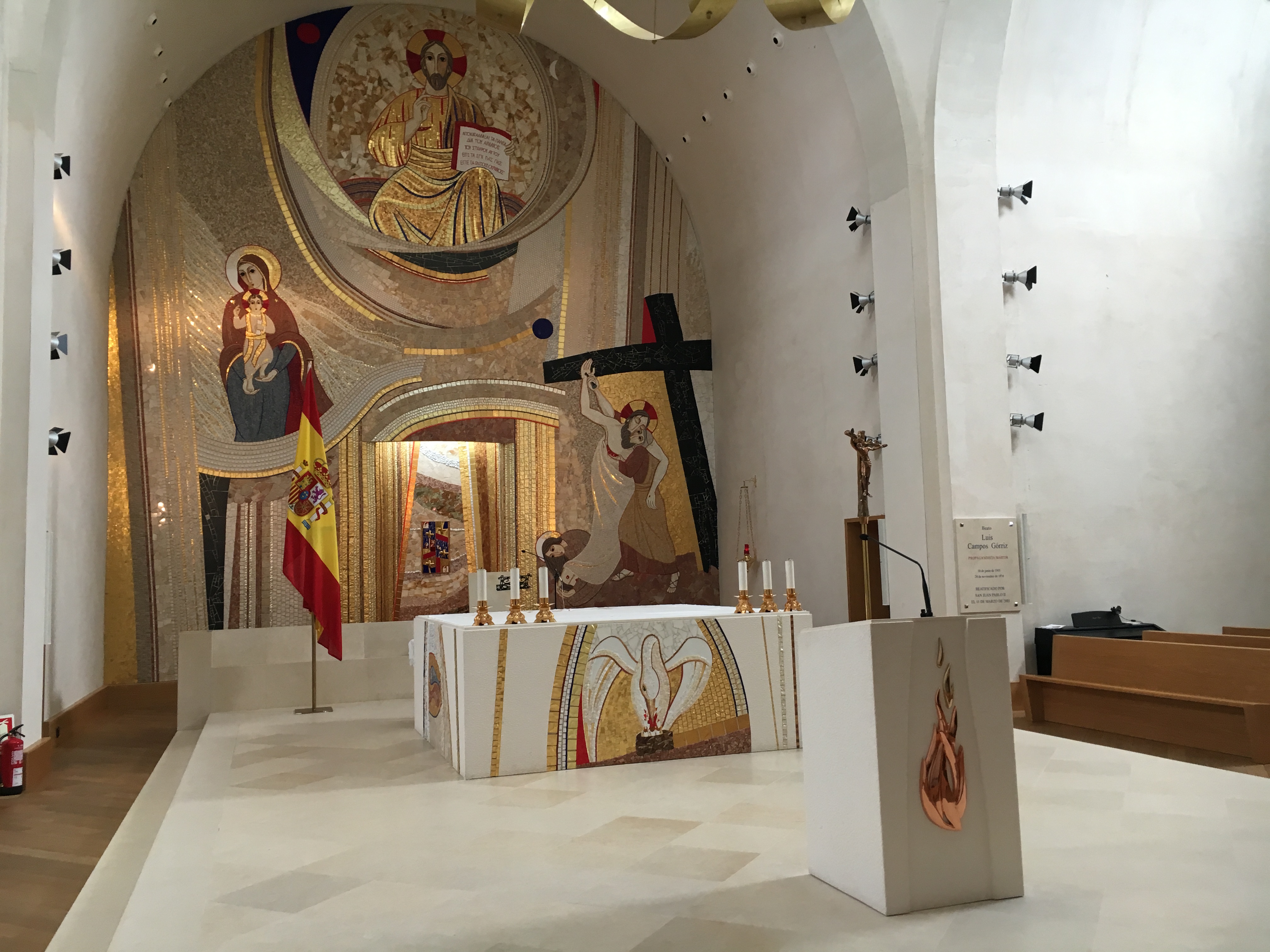 Ambón y altar, con el sagrario al fondo, de la capilla de san Pablo